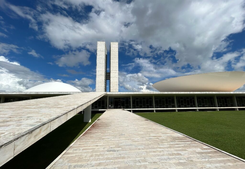A Lei 7398/1985 aprovada no congresso nacional foi um marco histórico na educação brasileira