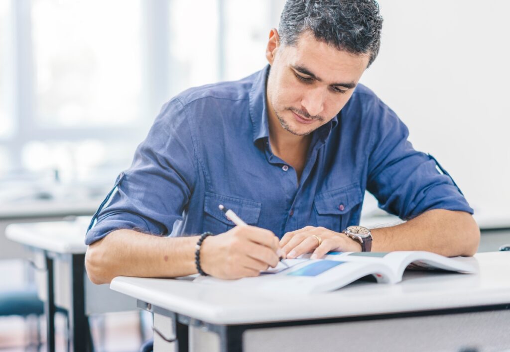 Ensino Médio Flexível conforme modelo dos Centros Estaduais de Educação de Jovens e Adultos (CEEJAs)