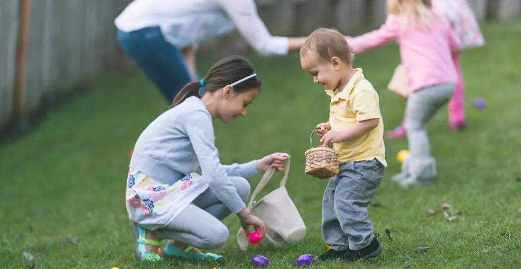 caça aos ovos pode ser uma boa atividade de pascoa na escola