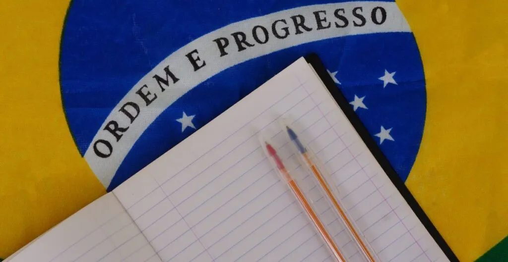 Lei nº 18.426 - torno obrigatório hino nacional nas escolas de São Paulo