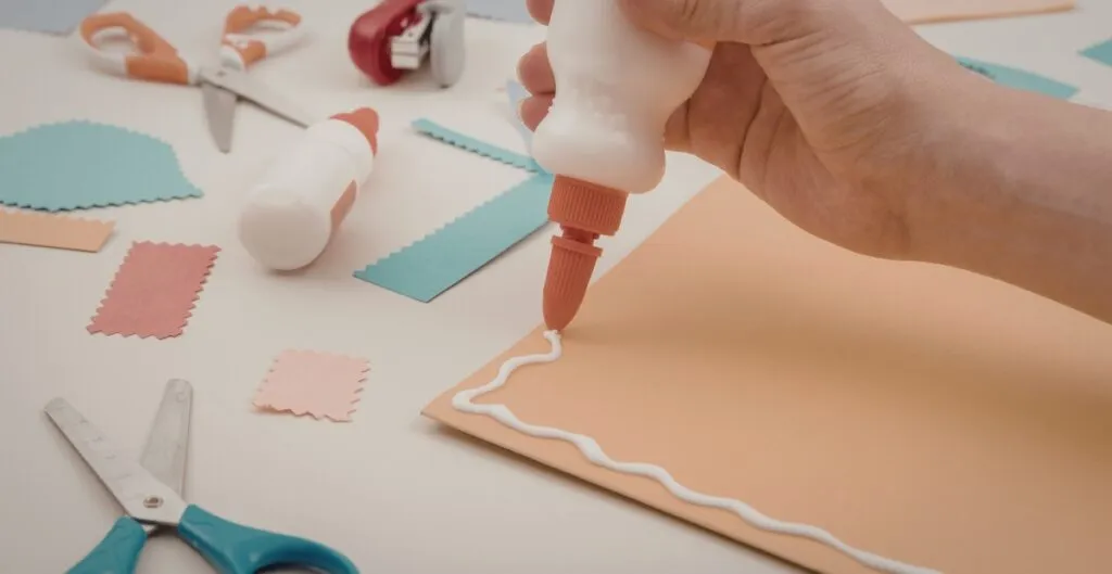 Recortar e colar: uma das atividades para educação infantil